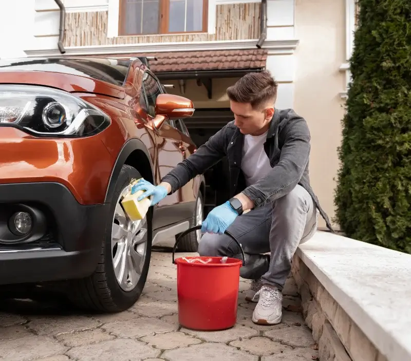 Lavage auto à domicile Cayriech : professionnel intervenant sur un véhicule